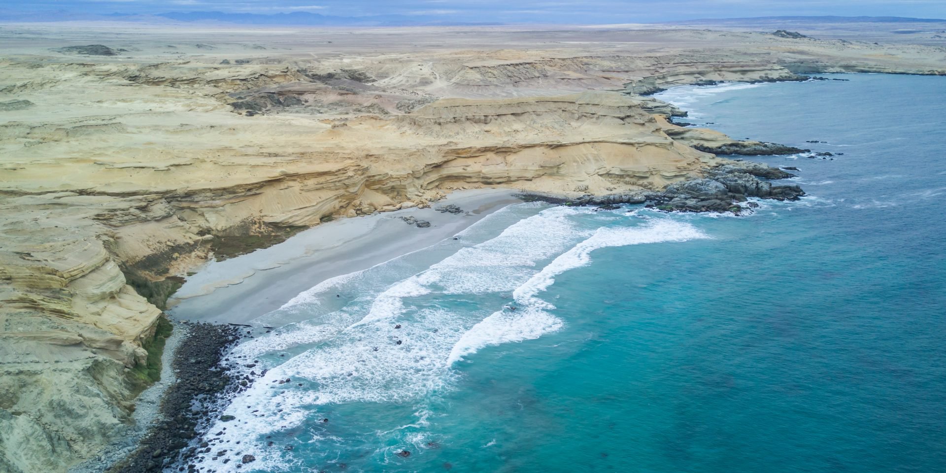 Abenteuer zwischen Klippen und weißem Sand in Chorrillos
