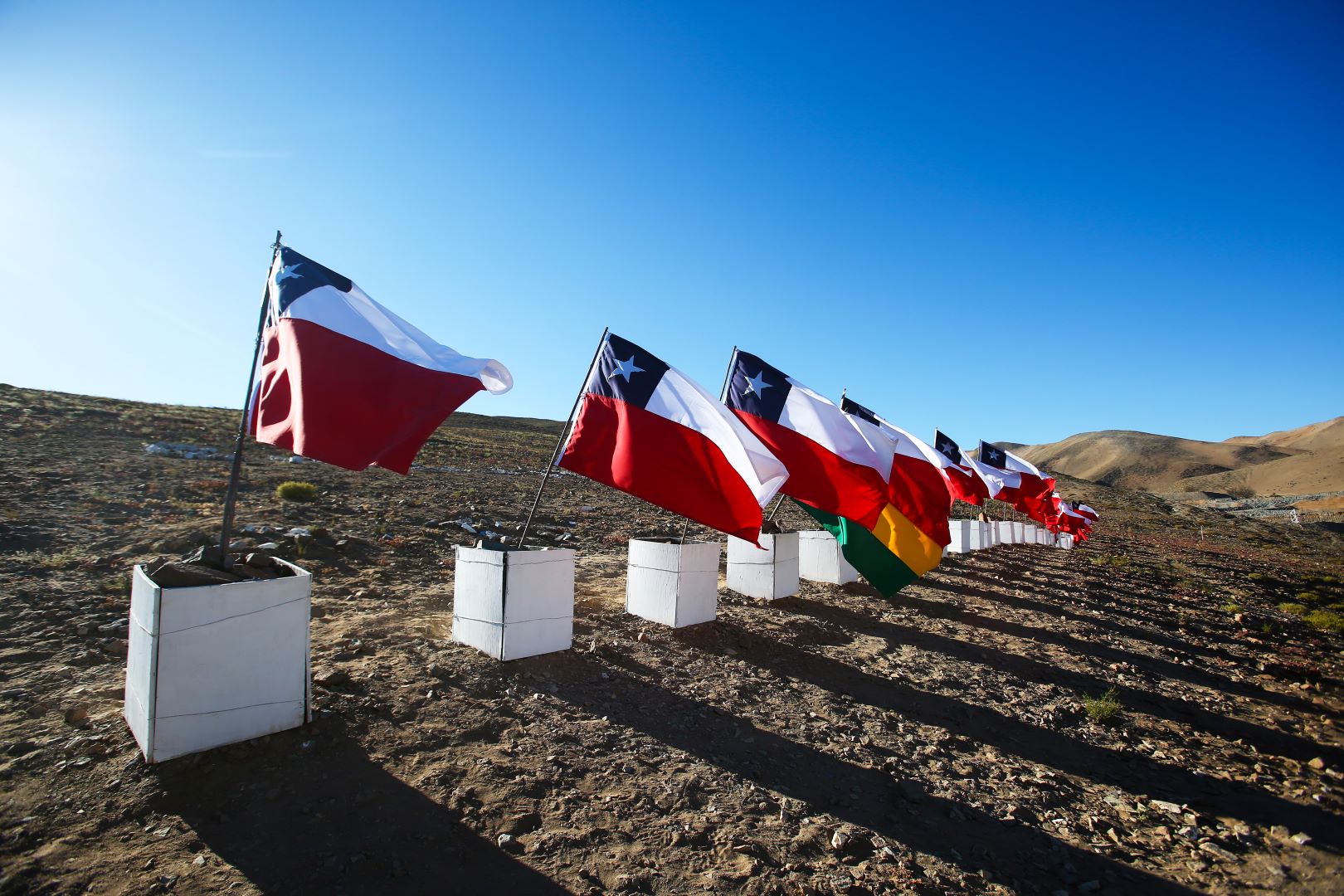 Banderas conmemorativas en el Campamento Esperanza sobre las colinas de Atacama