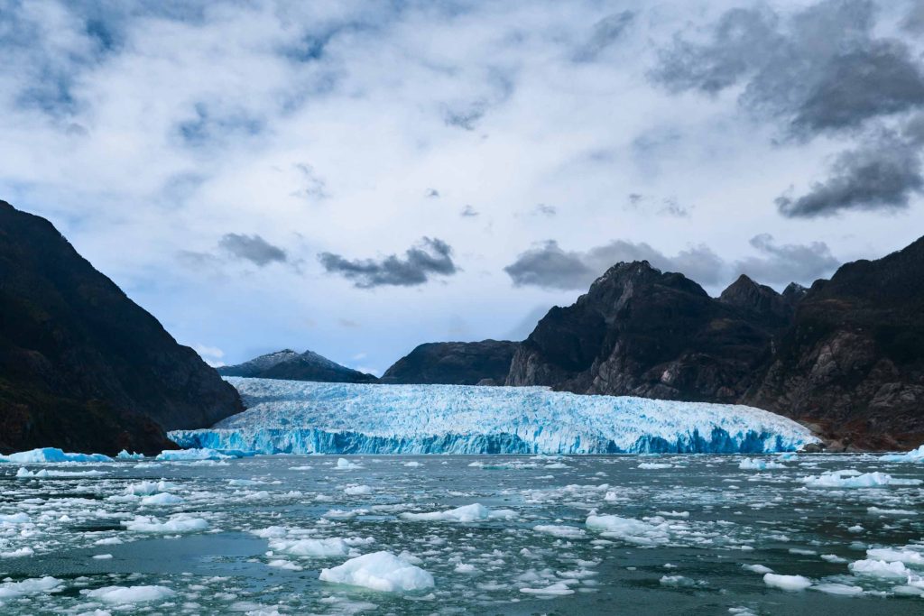 El majestuoso frente de hielo azul del glaciar San Rafael se alza sobre las aguas colmadas de témpanos, representando una de las reservas de agua dulce más importantes de los Parques Nacionales de Chile.
Fotografía: Sernatur