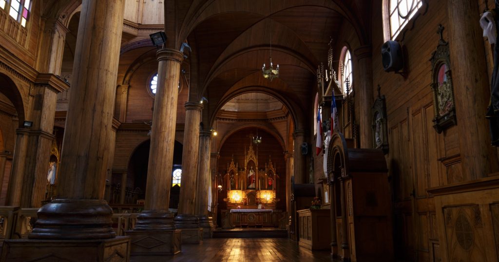 ¡Movieron una iglesia 8 KM sin maquinaria! Conoce Chiloé, un Patrimonio de la Humanidad