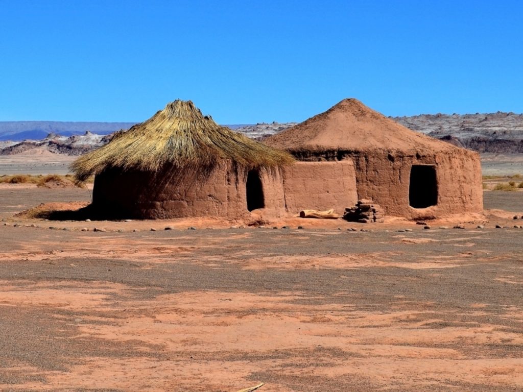 Ruinas arqueológicas de la Aldea de Tulor en San Pedro de Atacama, Chile. Construcciones circulares de adobe de cultura milenaria.