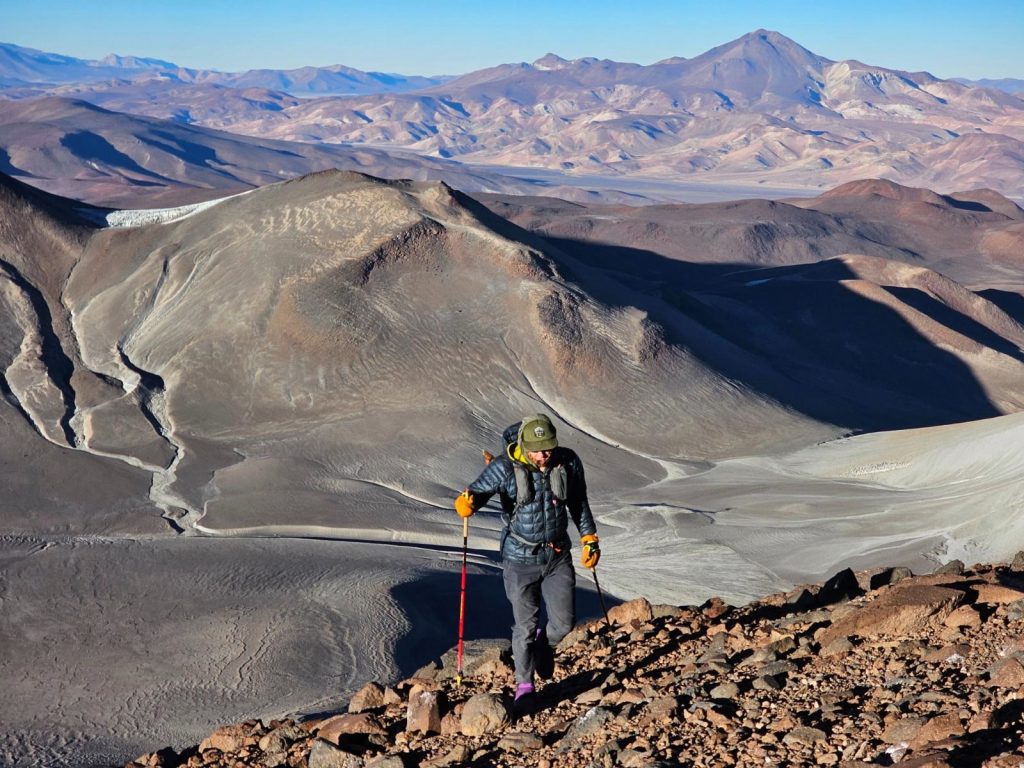 Paisaje del Nevado Tres Cruces en la Ruta de los Seismiles, Desierto de Atacama, Chile. Montañas nevadas de alta altitud.