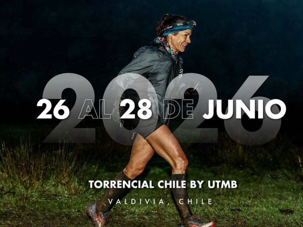 Afiche de Torrencial Chile by UTMB para el 26 al 28 de junio de 2026 en Valdivia, mostrando a una corredora sonriente con linterna frontal y piernas salpicadas de barro, un clásico de los eventos deportivos en Chile.