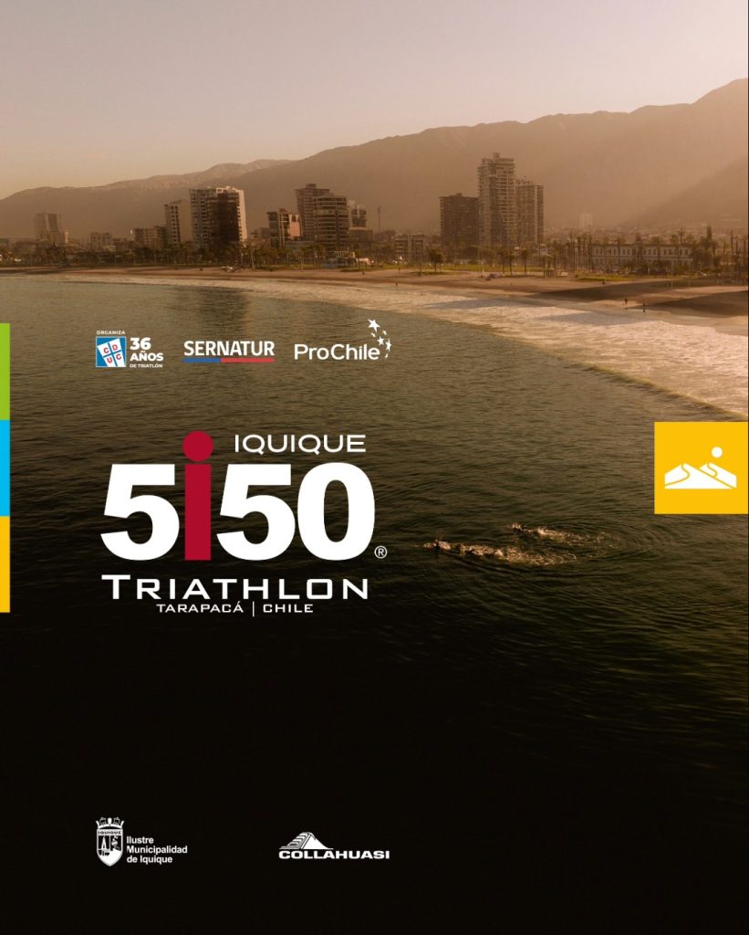 Afiche oficial del Iquique 5150 Triathlon en la Región de Tarapacá, mostrando una toma aérea del mar con nadadores compitiendo frente a los modernos edificios de la costanera y la playa al atardecer.