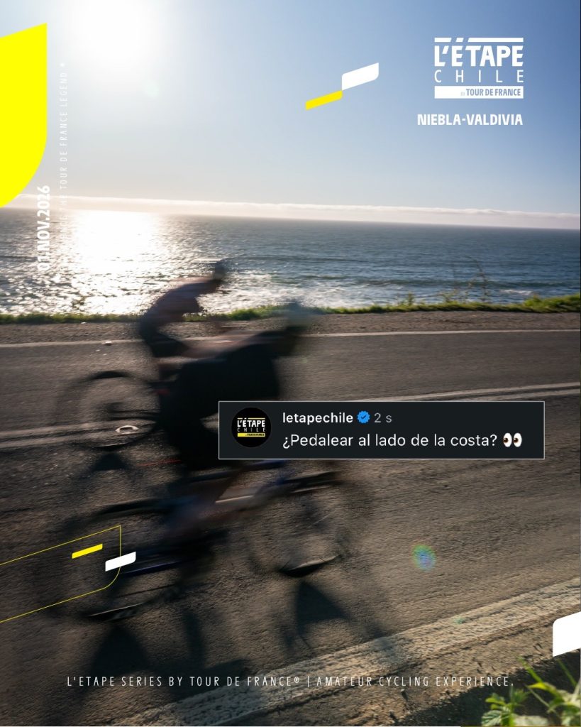 Afiche del L'Étape Chile con fecha 1 de noviembre de 2026 para la ruta Niebla-Valdivia. Muestra una captura con efecto de movimiento de dos ciclistas pedaleando a gran velocidad por una carretera asfaltada junto al borde costero.