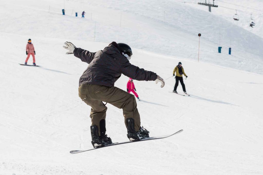 Joven esquiando en Valle Nevado.