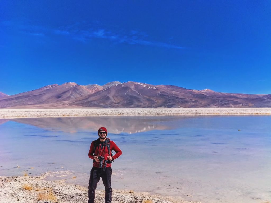Hombre mirando de frente, con el Salar de Maricunga detrás.
