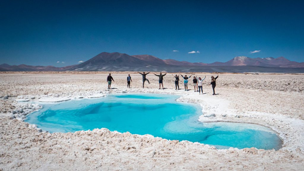 Grupo de personas con el Salar de Pedernales.