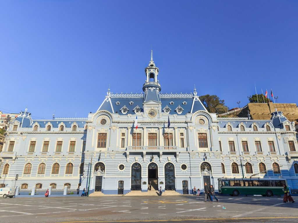 Edificio de la Armada de Chile en la Plaza Sotomayor de Valparaíso, con su fachada patrimonial y torre central.