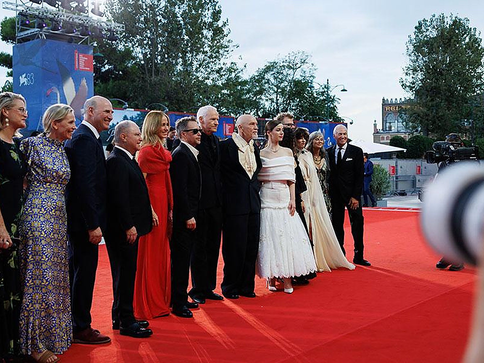 Besetzung posiert auf dem roten Teppich des Filmfestivals von Venedig während der Premiere des Films.