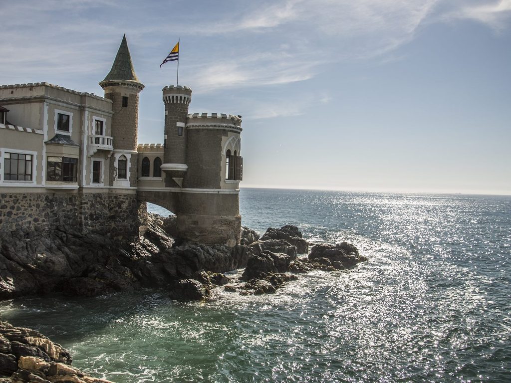Castillo Wulff sobre las rocas frente al mar, en el paseo marítimo de Viña del Mar, uno de los lugares imperdibles para qué hacer en Valparaíso y Viña del Mar.