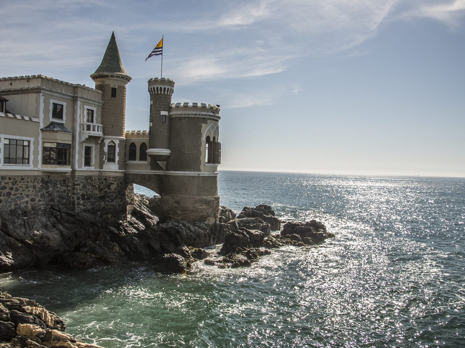 Castillo Wulff sobre as rochas em frente ao mar, no passeio marítimo de Viña del Mar, um dos lugares imperdíveis do que fazer em Valparaíso e Viña del Mar.