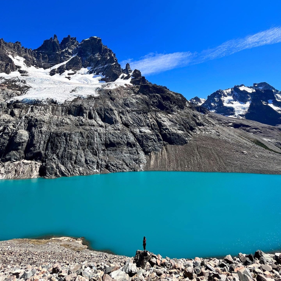 Caminhante junto a uma lagoa turquesa sob os cumes rochosos e nevados do Cerro Castillo, na Patagónia chilena, vencedor de Melhor Destino de Turismo de Aventura nos World Travel Awards 2026